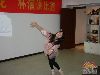 比赛间隙美女主持给大家表演一段舞蹈