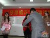 结果出来咯 给二等奖获得者颁奖