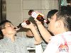 现在轮到酒神出场 对瓶吹