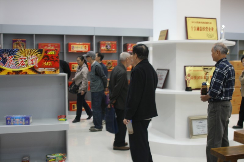 公司董事长陪同参观样品室