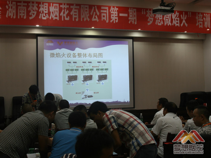 技术人员向经销商讲解如何操作微焰火设备