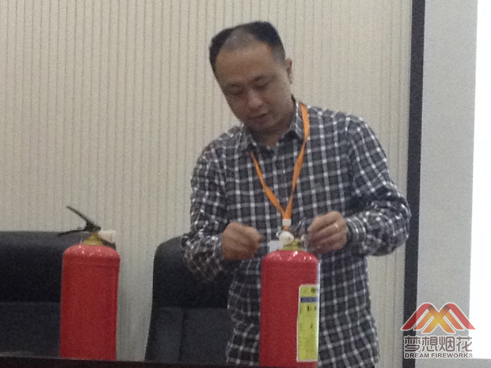 实际操作过程中如何使用灭火器