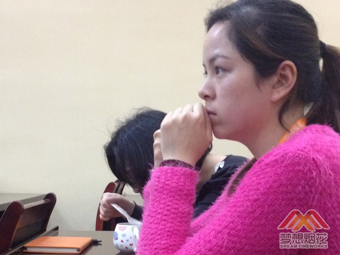 认真学习的美女同事