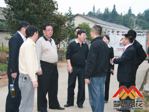 公司领导陪同王爱国一行考察工厂