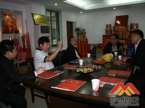 王爱国一行参见公司样品室