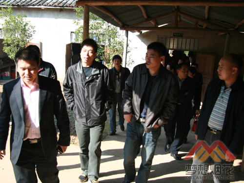 政协委员向我司董事长贺建武先生了解工厂情况